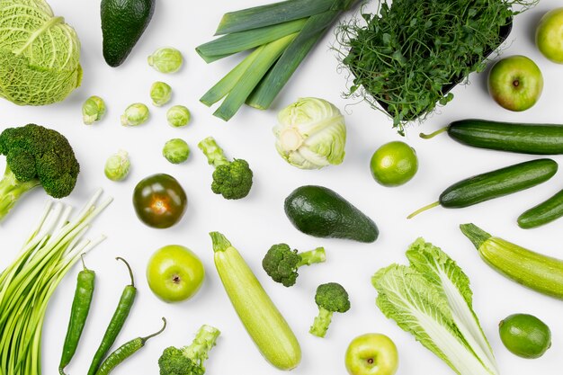 Arranjo plano de frutas e legumes verdes leigos