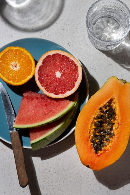 Foto grátis arranjo plano de frutas frescas