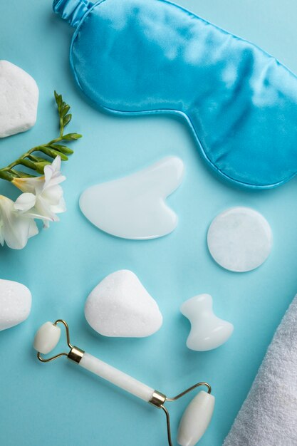 Arranjo plano de gua sha e máscara de dormir