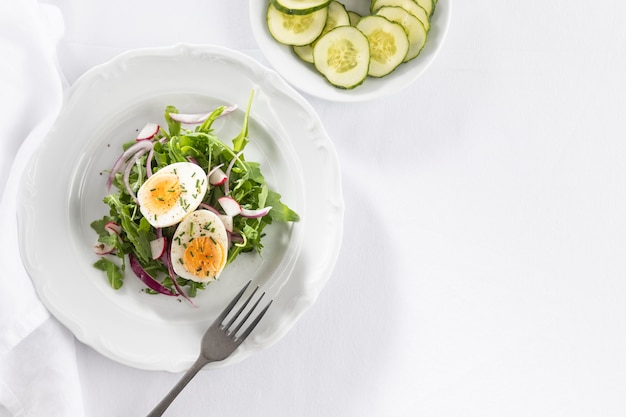 Foto grátis arranjo plano de saladas frescas