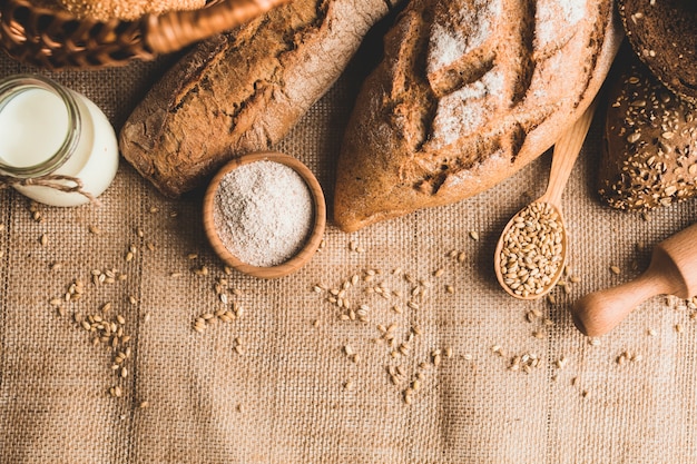Foto grátis arranjo rústico de pães de pão