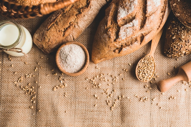 Arranjo rústico de pães de pão