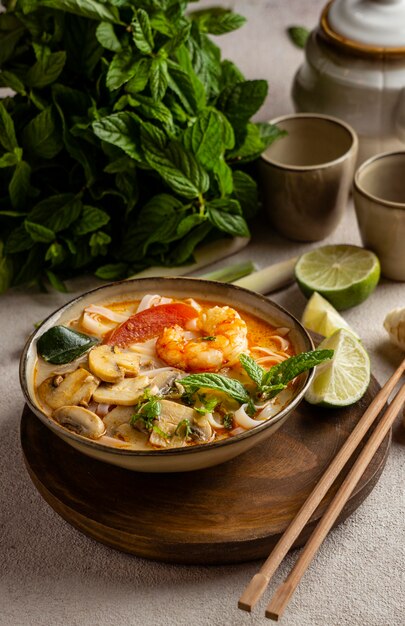 Arranjo saboroso de macarrão em uma mesa