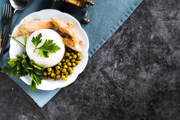 Arroz branco com peito de frango e ervilhas