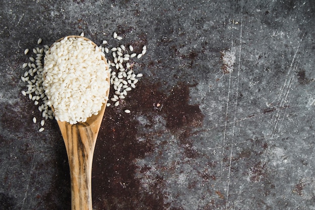 Foto grátis arroz branco na colher de pau