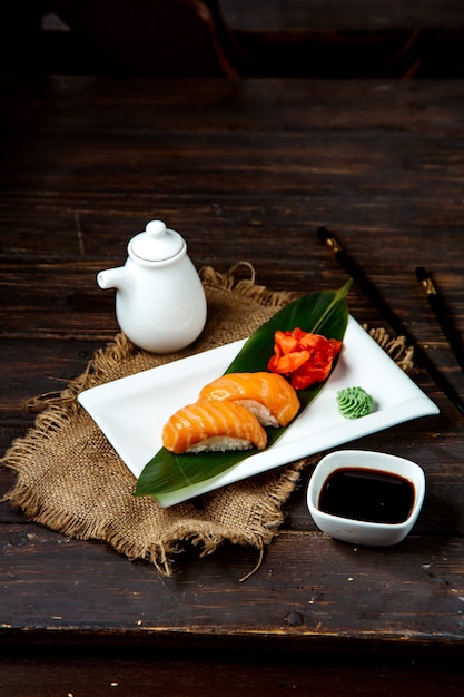 Foto grátis arroz coberto com filé de salmão