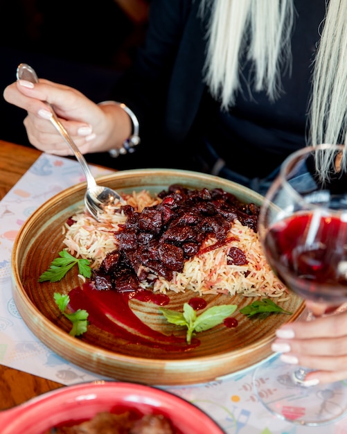 Arroz com carne em molho vermelho hortelã vista lateral