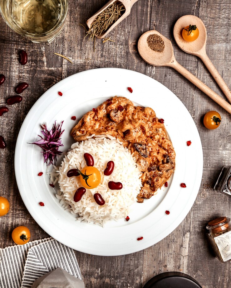 Foto grátis arroz com cogumelos ao lado em molho