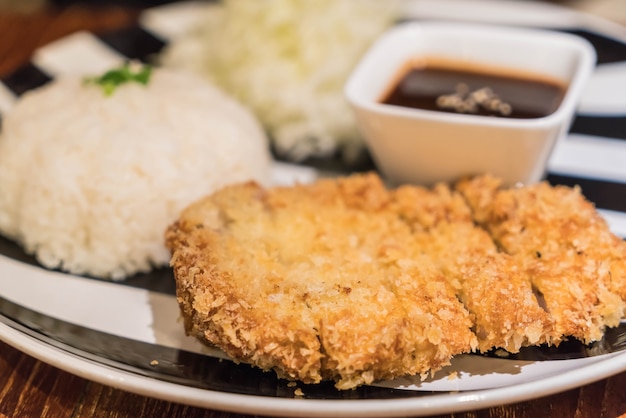 Arroz com costela de porco tonkatsu