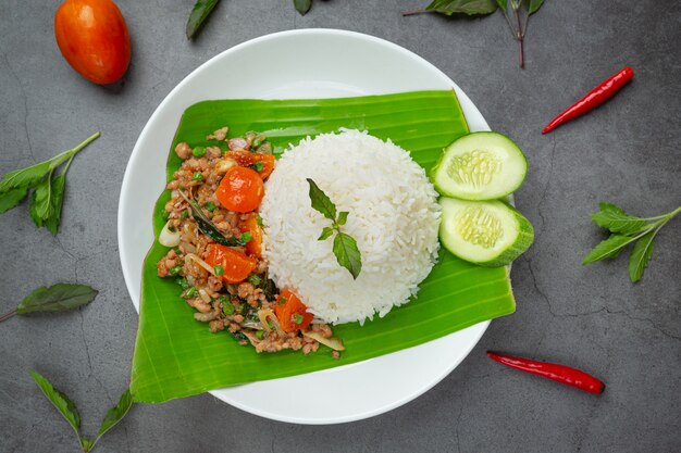 Arroz com manjericão e porco picado.