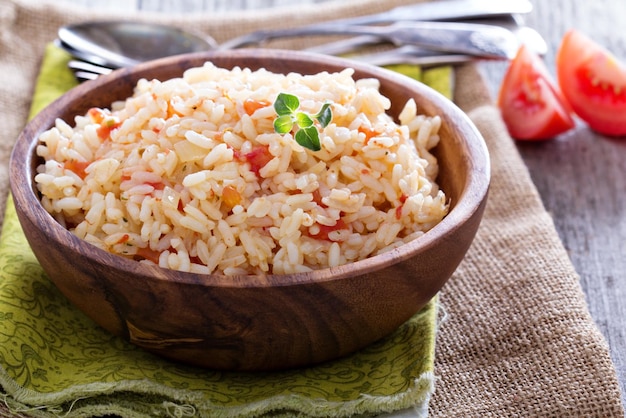 Foto grátis arroz com tomate e cebola
