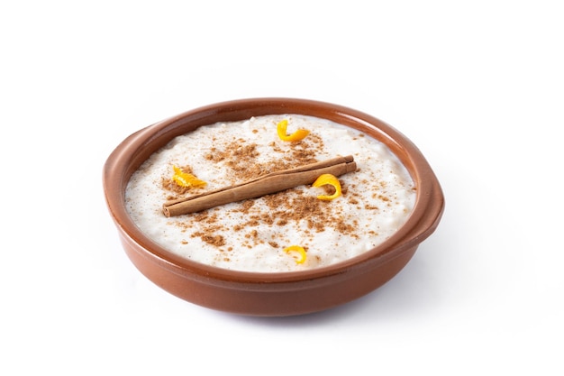 Foto grátis arroz con leche arroz doce com canela em tigela de barro isolado em fundo branco