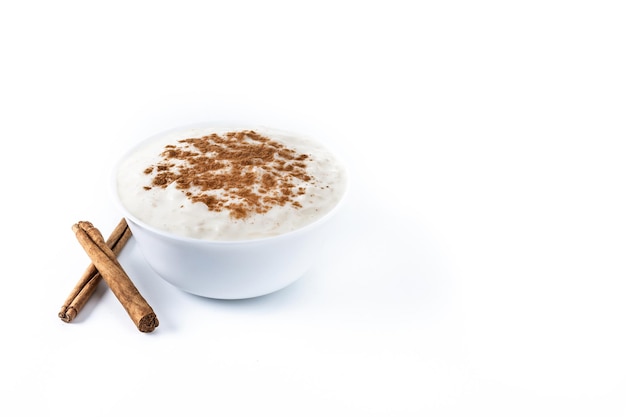 Foto grátis arroz con leche arroz doce com canela em tigela de barro isolado em fundo branco