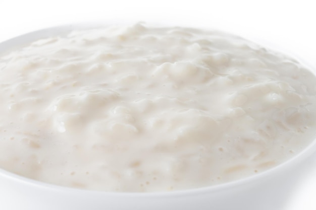 Foto grátis arroz con leche pudim de arroz com canela isolado no fundo branco