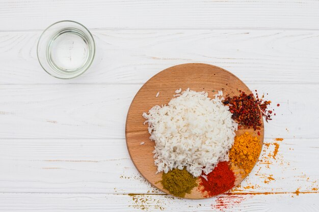 Arroz cozido com especiarias na placa de madeira