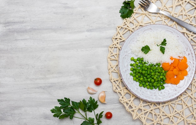 Foto grátis arroz cozido com legumes na chapa perto de garfo