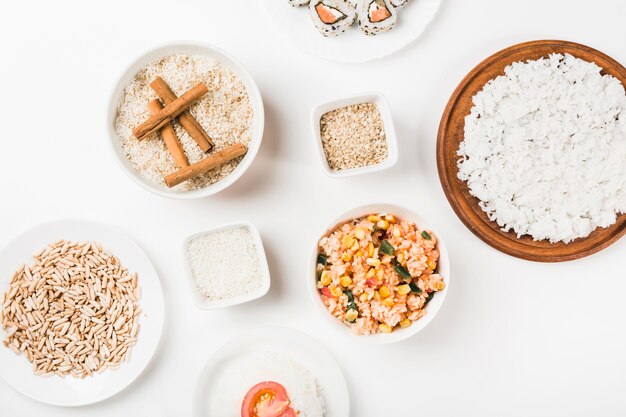 Arroz cozido e cru em fundo branco