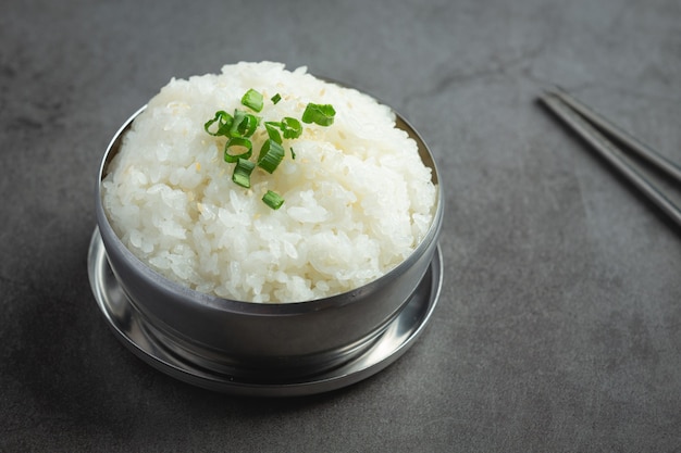 Arroz cozido quente em uma tigela