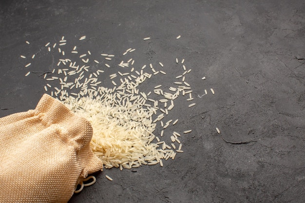 Foto grátis arroz cru de vista frontal dentro da sacola no espaço cinza