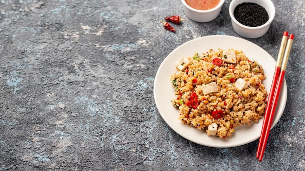 Arroz de alto ângulo com molho de soja e pauzinhos de legumes