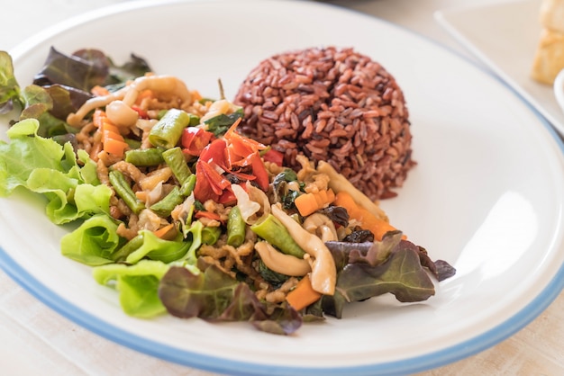 Arroz de baga com proteína de tofu e manjericão frito