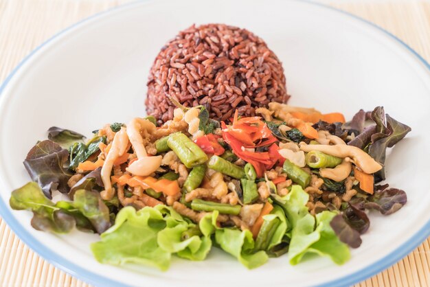 Arroz de baga com proteína de tofu e manjericão frito