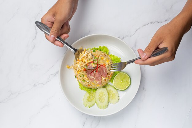 Arroz de porco fermentado frito servido com pepino fresco