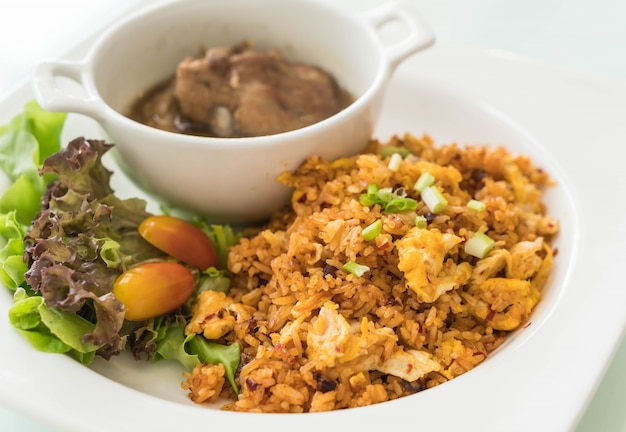 Arroz frito com costelas de porco ao vapor