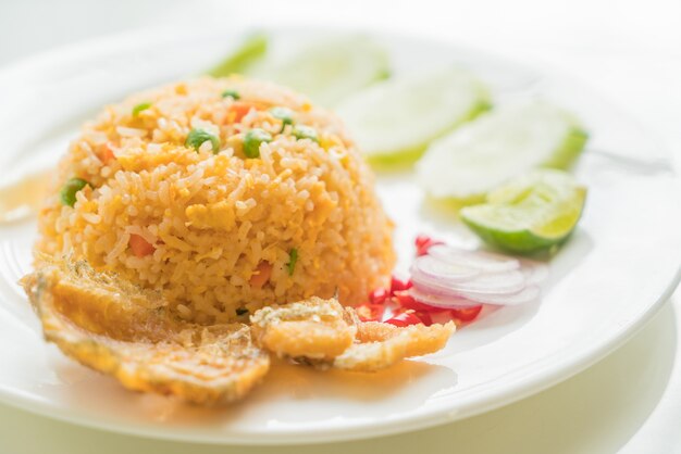 Arroz frito com peixe crocante de Gourami