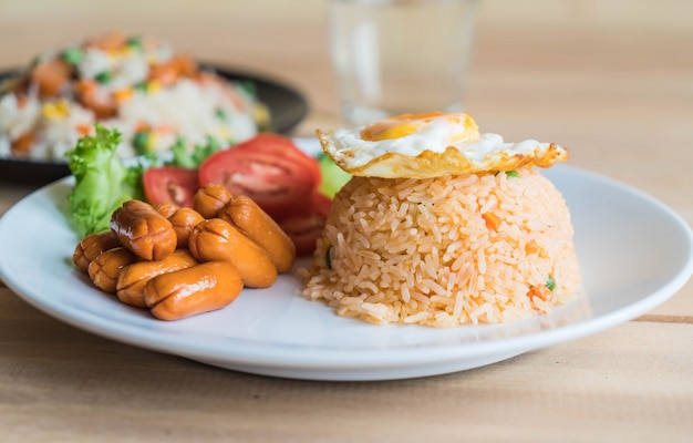 Foto grátis arroz frito com salsicha e ovo frito