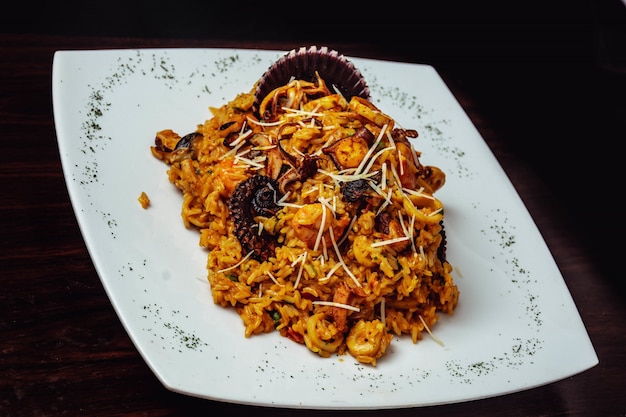 Foto grátis arroz frito com tentáculos de polvo grelhado