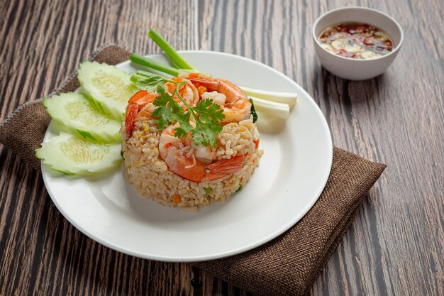 Arroz frito de camarão americano servido com comida tailandesa de molho de peixe de pimenta.