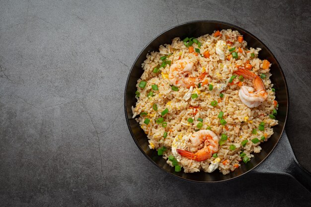 Arroz frito de camarão americano servido com comida tailandesa de molho de peixe de pimenta.