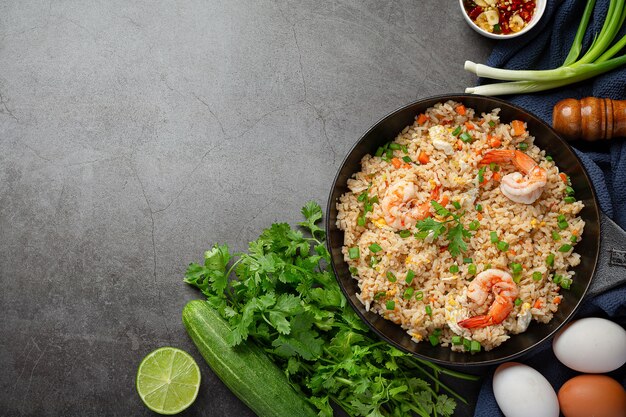 Arroz frito de camarão americano servido com comida tailandesa de molho de peixe de pimenta.