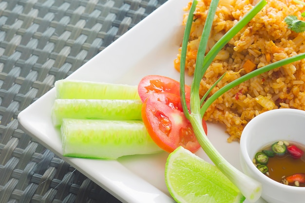 Foto grátis arroz frito tailandês com molho de pimenta pronto para ser comido