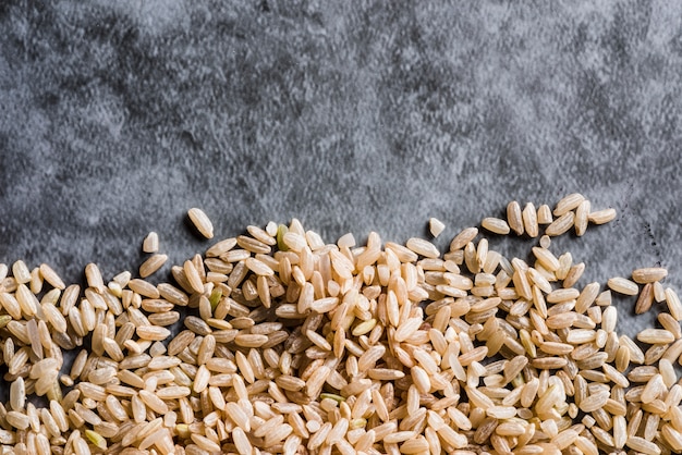 Foto grátis arroz integral espalhado na mesa