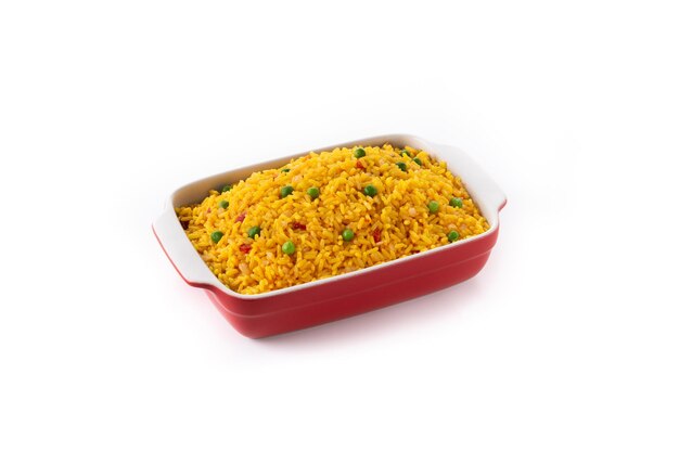 Arroz mexicano tradicional isolado no fundo branco