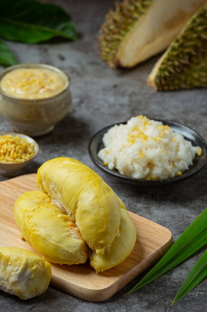 Arroz pegajoso doce tailandês com durian em uma sobremesa.