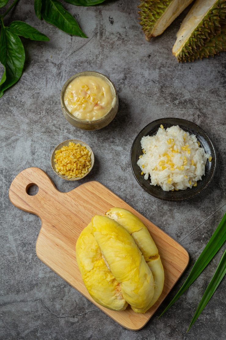 Foto grátis arroz pegajoso doce tailandês com durian em uma sobremesa.