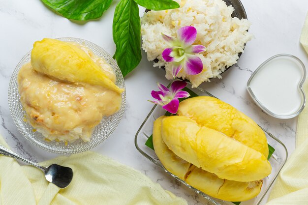 Arroz pegajoso doce tailandês com durian em uma sobremesa.