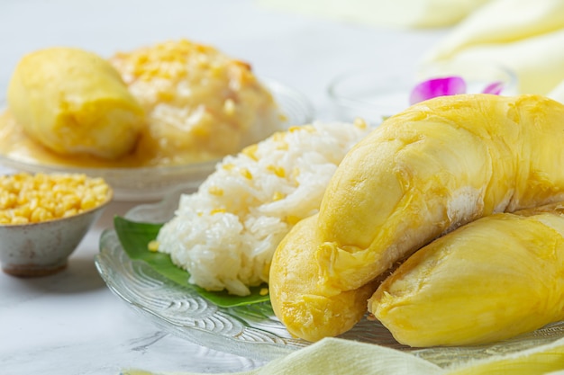 Arroz pegajoso doce tailandês com durian em uma sobremesa.