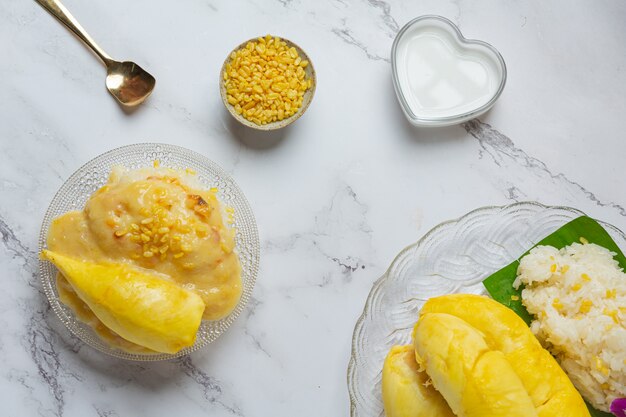 Arroz pegajoso doce tailandês com durian em uma sobremesa.