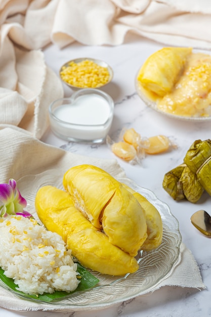 Arroz pegajoso doce tailandês com durian em uma sobremesa.