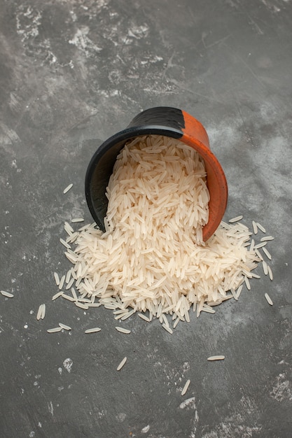Foto grátis arroz preto-castanho tigela de arroz na mesa
