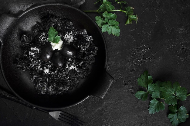 Foto grátis arroz preto com azeitonas