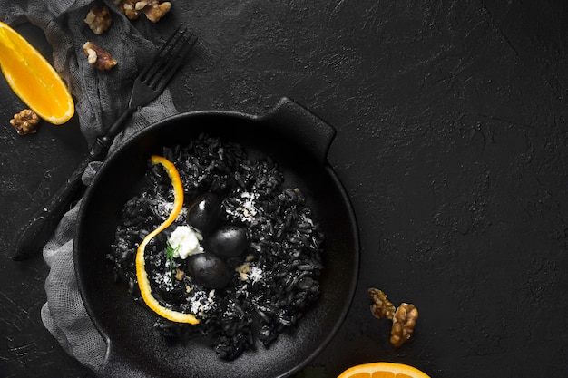 Arroz preto com laranja descascada