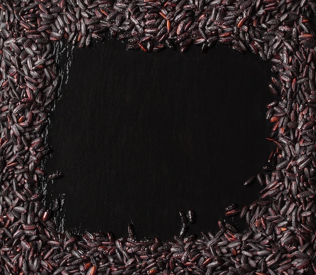 Arroz preto em forma de moldura