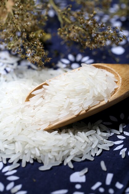 Arroz tai em uma tigela de madeira