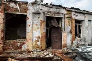 Foto grátis arruinou a guerra do russo do edifício na ucrânia