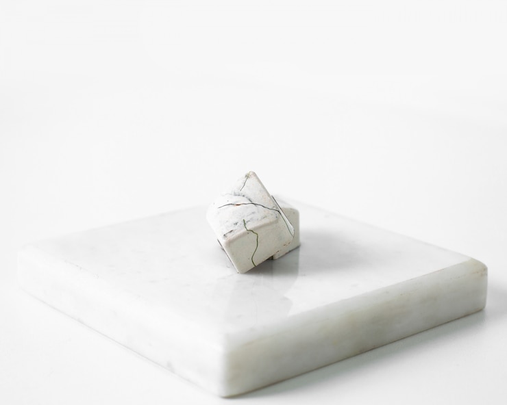 Foto grátis arte de balas de chocolate branco desenhada na superfície brilhante